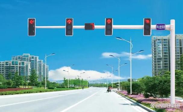 交通信号灯在城市道路中扮演着重要角色,它规范了车辆和行人的交通